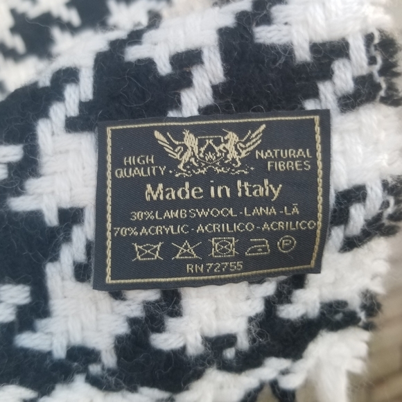 Houndstooth Pattern Scarf With Tassels - Picture 3 of 4